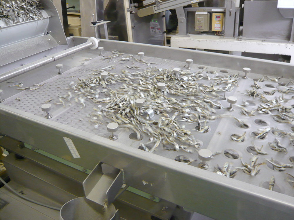 原料を選別する